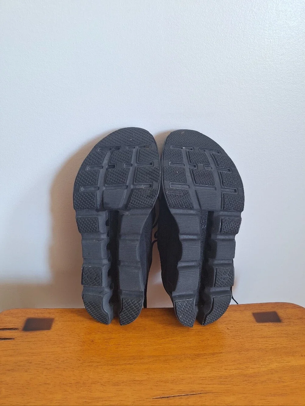 On Running Cloudstratus Women's Black Size 7